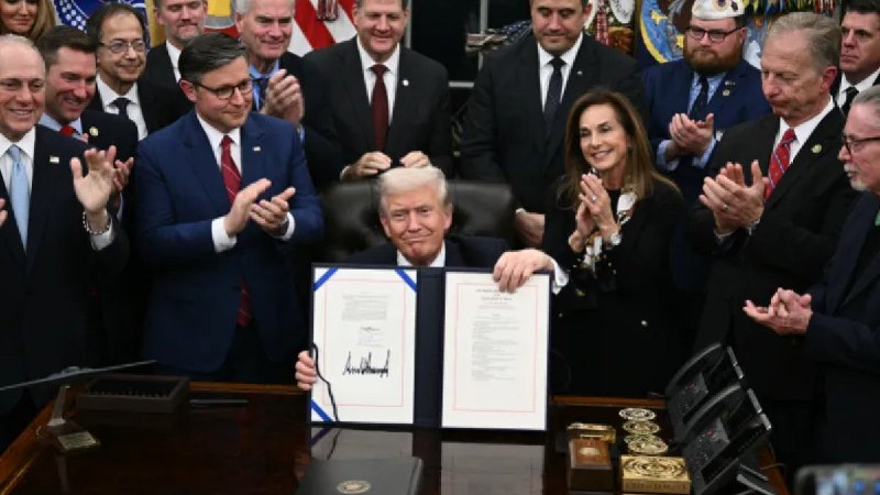 特朗普签署支出法案以结束美国史上持续时间最长的政府停摆