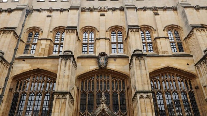 英国牛津大学：一所诞生于君主制与教会冲突中的学术机构