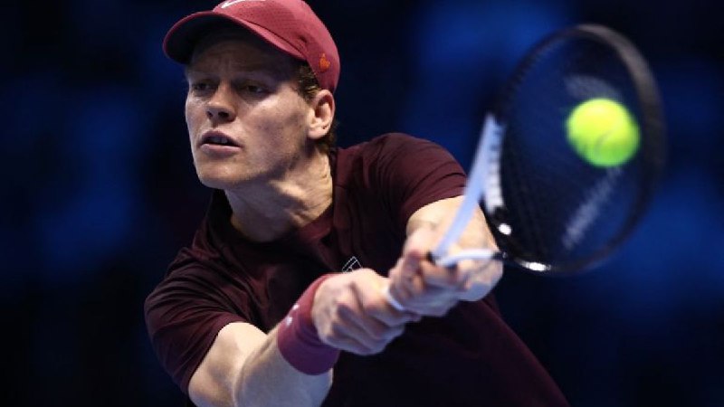 扬尼克·辛纳在ATP总决赛中击败本·谢尔顿晋级半决赛