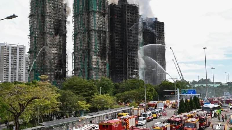 香港高层建筑火灾直播新闻：大火导致至少44人死亡、数百人失踪