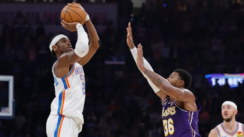 湖人队惨败于雷霆队；库里率领勇士队逆转战胜马刺队