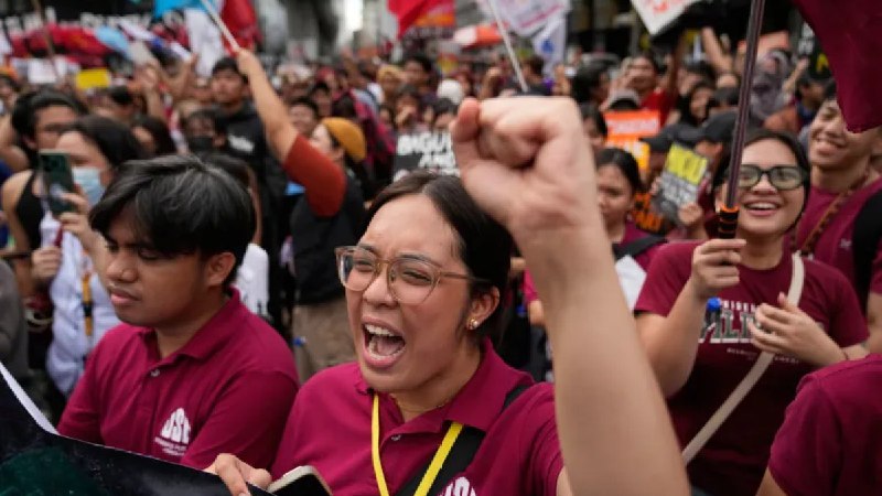 “罪恶滔天”：菲律宾数千人集会以抗议腐败丑闻