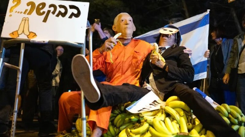 内塔尼亚胡要求在欺诈案中获得赦免后 以色列民众在特拉维夫举行抗议活动