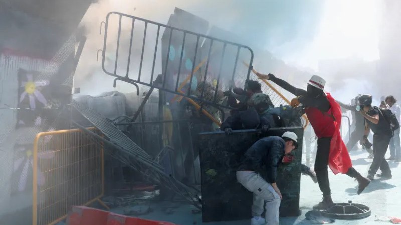 Z世代发起抗议活动反对犯罪和腐败，墨西哥城爆发冲突