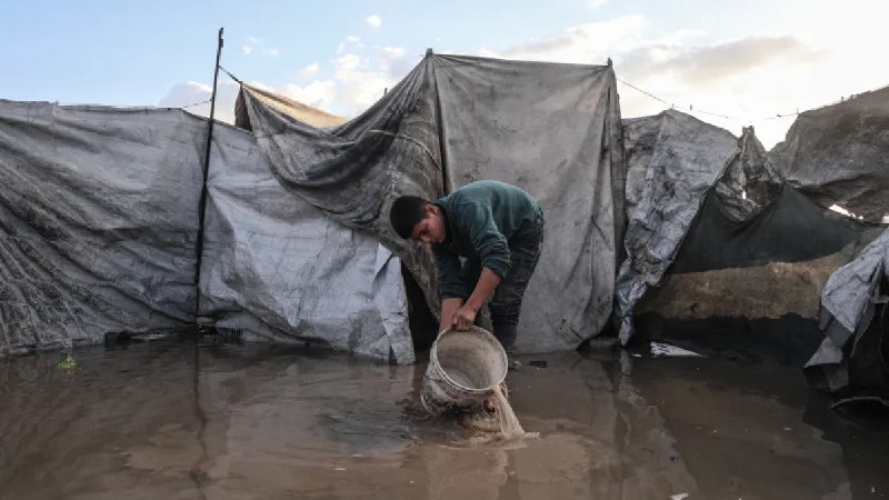帐篷被淹与瓦砾遍地：巴勒斯坦人在加沙地带遭遇严寒和暴雨侵袭