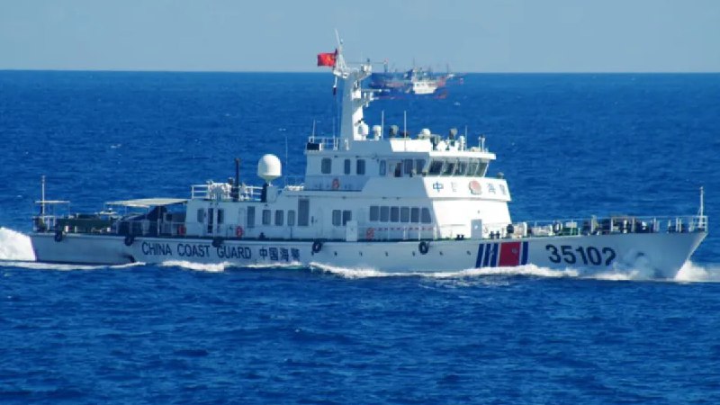 中国海警舰艇突破日方阻拦驶入钓鱼岛海域