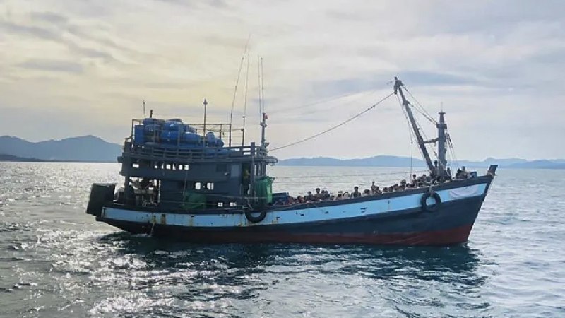一艘移民船在马来西亚海岸附近沉没，造成一人死亡，数十人失踪