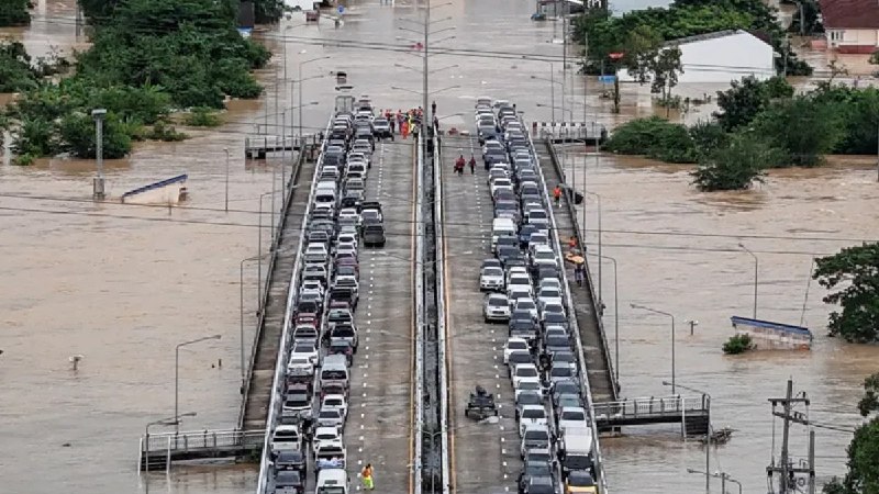 泰国南部洪灾致13人死亡及数千人被困