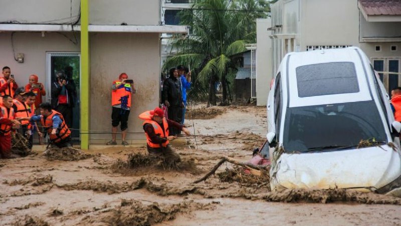 印尼紧急疏散苏门答腊岛居民，洪水死亡人数飙升至34人