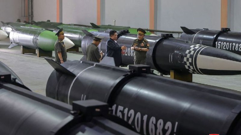 视察核潜艇后，金正恩参观了弹药工厂并下令推进导弹研发