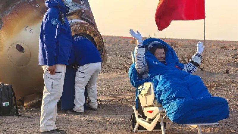 中国发射飞船接回滞留空间站的宇航员