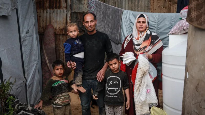 从战争到严冬：一对加沙夫妇在被洪水淹没的帐篷里等待迎接新生儿